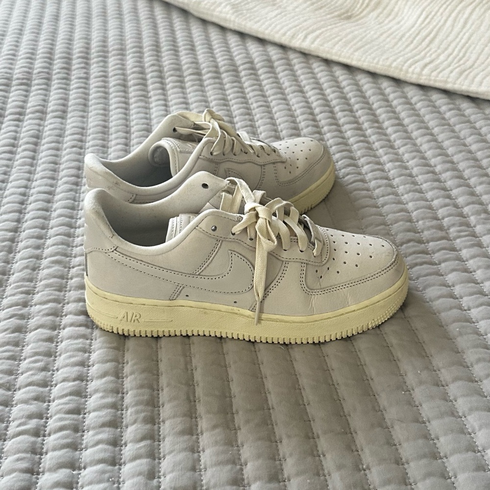 Nike Women's Air Force 1 Premium size 7